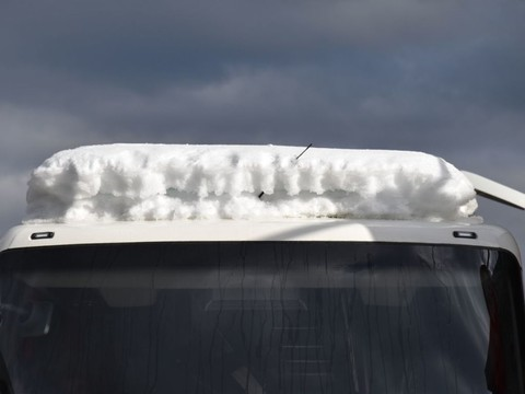 Car avec 1600 kg de neige sur le toit stoppé sur l'A1