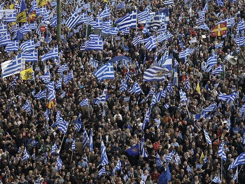 Drapeaux grecs déployés contre un compromis sur le nom de Macédoine