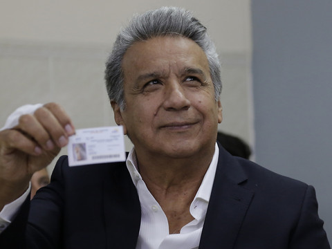 Référendum en Equateur: réélection illimitée du président rejetée