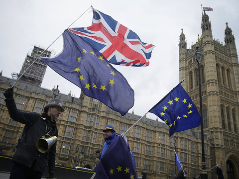 Michel Barnier presse Theresa May de 
