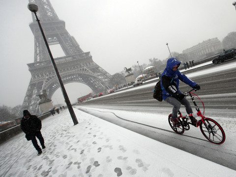 Vague de froid en France: Tour Eiffel fermée et transports perturbés