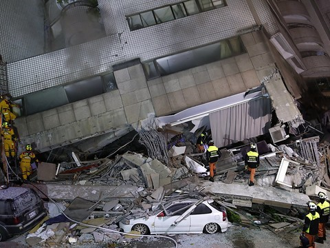 Taïwan: les secours fouillent les décombres après un puissant séisme