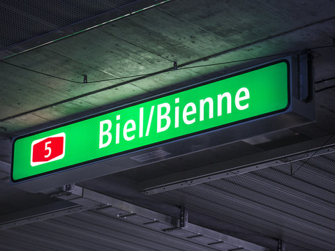 Signalisation bilingue sur le contournement autoroutier de Bienne