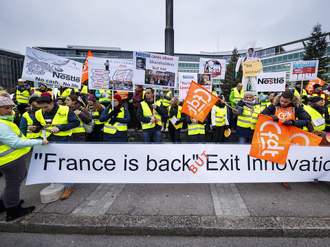 200 salariés de Galderma manifestent devant Nestlé à Vevey (VD)