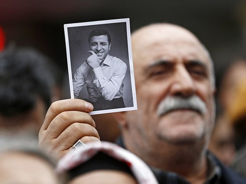 Le principal parti pro-kurde HDP remplace son dirigeant incarcéré