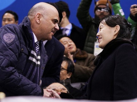 Alain Berset salue la soeur du dirigeant nord-coréen Kim Jong-un à Pyeongchang