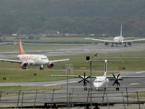 Une bombe de la guerre découverte dans la Tamise: aéroport fermé