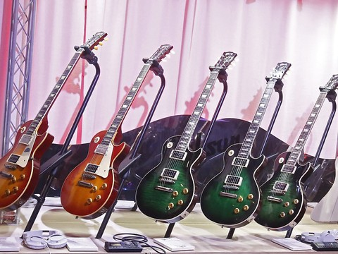 Gibson, mythique fabricant de guitares, se débat contre la faillite