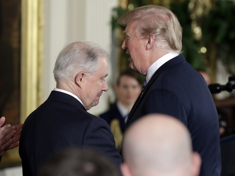 Trump demande à Sessions d'interdire les 