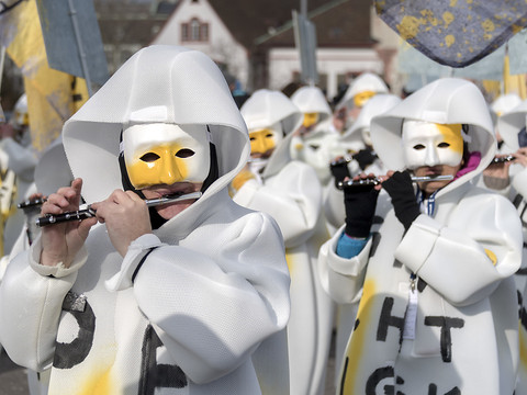 Dernière jounée du carnaval de Bâle sous le soleil et les nuages