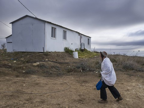 Israël installe les maisons d'une nouvelle colonie