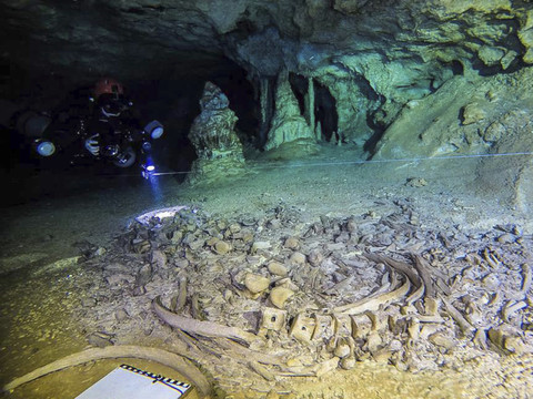 Mexique: une grotte sous-marine virtuelle pour plonger dans le réel