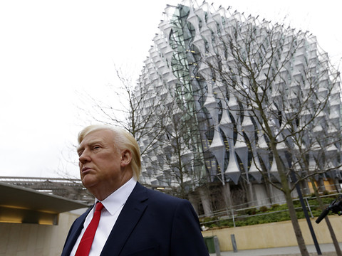 Une troupe théâtrale s'en prend à Trump à Londres