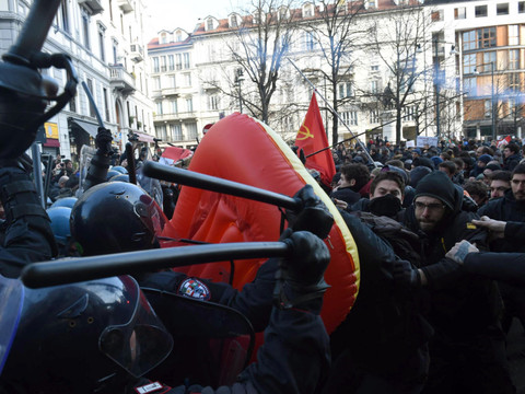 Italie: démonstration de force de l'extrême droite et des antifascistes