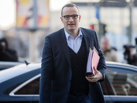 Jens Spahn, principal opposant de Merkel à la CDU, bientôt ministre