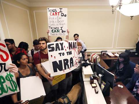 Les fabricants d'armes et la NRA sous pression