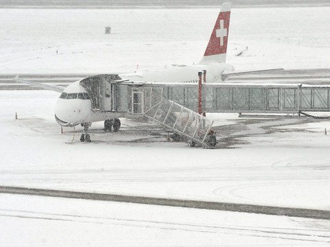 Trop de neige à l'aéroport de Genève, les pistes fermées