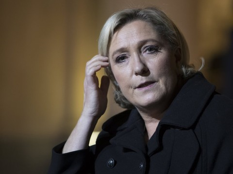 Marine Le Pen inculpée pour avoir relayé des photos d'exactions de l'EI