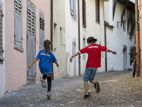 Les écrans accompagnent presque quotidiennement les enfants