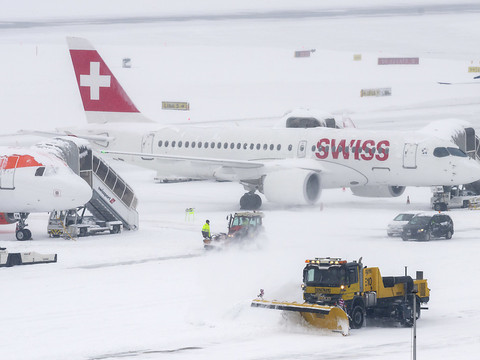 La piste de Genève Aéroport est fermée à cause de la neige