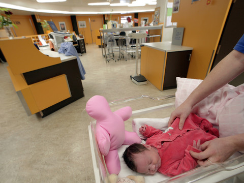 Vers une indemnisation des mères dont le nouveau-né est hospitalisé