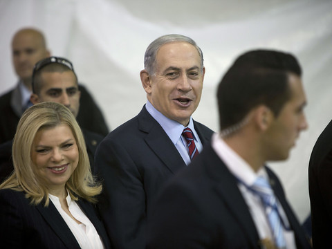 Les Netanyahu sous le feu des questions
