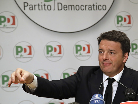 Renzi, critiqué dans son camp, voudrait bloquer le M5S