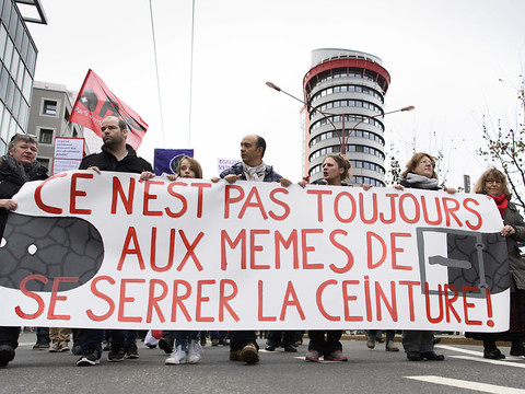Cortège à Neuchâtel pour dénoncer les mesures d'austérité de l'Etat