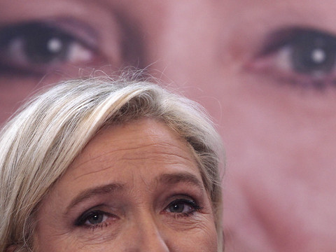 Marine Le Pen réélue à la tête du parti, son père Jean-Marie déchu