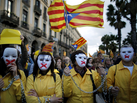 Des indépendantistes catalans défilent pour 