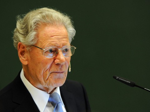 Hans Küng, le théologien critique, fête ses 90 ans
