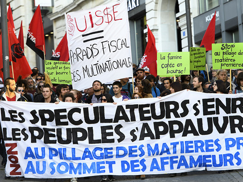 Forum et manifestation contre le pillage des matières premières