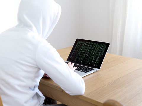 Faire suivre des fichiers pornographiques illicites est un délit