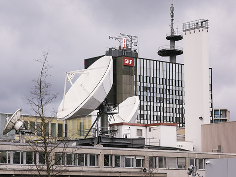 Les médias privés peuvent participer à la procédure sur 
