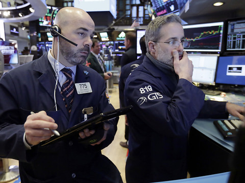 Fébrile, la bourse de New York termine dans le rouge
