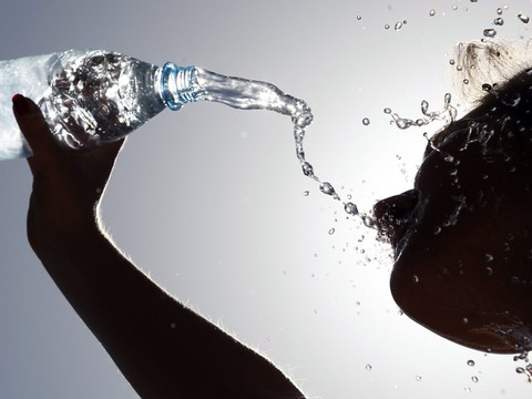 Des particules de plastique dans de l'eau en bouteille (étude)