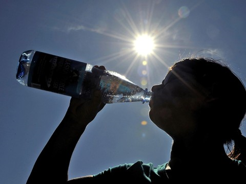 Des particules de plastique dans l'eau en bouteille (étude)
