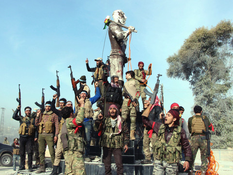 La statue de Kawa le forgeron détruite à Afrine