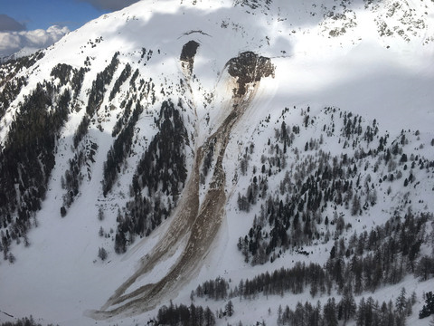 Le corps d'un des deux skieurs disparus a été retrouvé en Valais