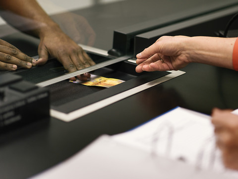 Aide d'urgence: nouvelle procédure critiquée à Genève