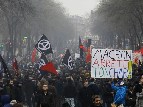 France: des dizaines de milliers de personnes défient le gouvernement