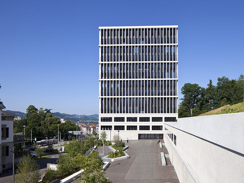 Un fonctionnaire se rebelle contre un contrôle de sécurité