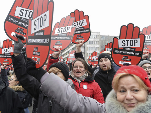 Larges manifestations contre un projet de loi anti-avortement
