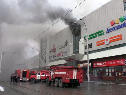 Incendie d'un centre commercial en Sibérie: le bilan grimpe à 64 morts