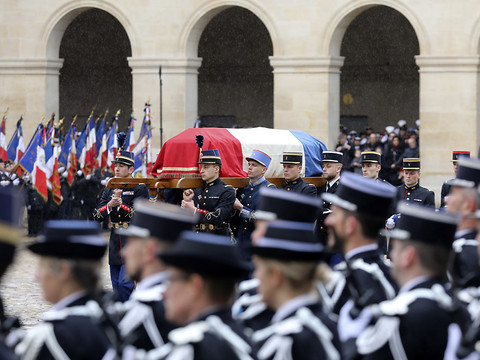 Hommage au gendarme de Trèbes: Macron loue l'esprit de résistance