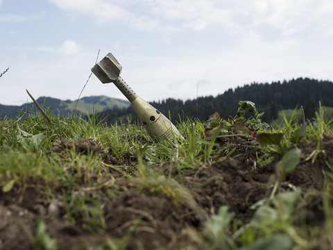 Quatre blessés à cause d'une munition propulsée par inadvertance