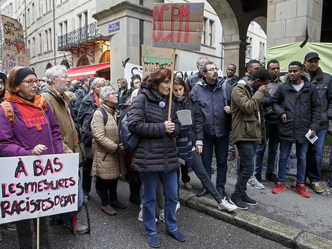 Une centaine de personnes manifeste contre les nouvelles procédures