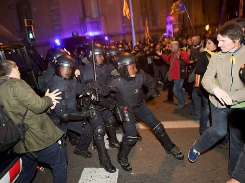 Policiers catalans arrêtés par la police espagnole