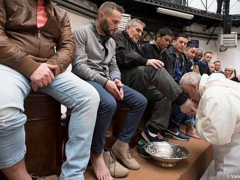 Le pape lave les pieds de détenus non catholiques