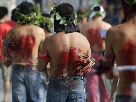 Séances de pénitence et crucifixions aux Philippines